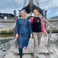 Vibe Bregendahl (Tv.) har allieret sig med sin korleder, komponist og musiker Vibe Ulbrandt, og sammen har de skabt Sing for Unity, der ruller som en bølge gennem hele verden på søndag 21. september. I Ebeltoft på Fregatten Jylland sender 300 korsangere bølgen videre via en live transmission til London. Arrangementet er åbent og gratis. Arkivfoto: Anne Frank Henriksen
