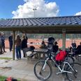 Ryomgård Tennisklub har et hyggeligt anlæg med to tennisbaner og et padelanlæg bag Marienhoffskolen og Ryomgård Stadion. Foto: Ryomgård Tennisklub