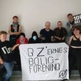 Det er ikke første gang, gruppen af unge hænger et banner op på bygningen. Tilbage i maj hængte de unge også et banner op. Dengang var teksten: ” Billige boliger eller vi boller i besatte huse”. I dag er teksten ændret. Foto: Privat