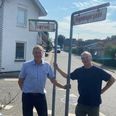 Brugsuddeler Erik Post (tv.) og distriktsrådsformand Karsten Kristiansen var i 2022 oppe at stå på bremsen, da politikerne pludselig ville forbedre trafiksikkerheden i Mørke ved at foreslå Vognmagergade lukket – med store konsekvenser for Brugsen. Politikerne forstod vinket, og der blev ikke noget ud af det vanvittige forslag. Jo, bedre skiltning. Sikkert en historie, Erik Post mindes, når han 31. oktober går på pension. Foto: Lars Norman THomsen