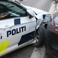 Politibilen var under udrykning, da den kørte sammen med en anden bil. Foto: Presse-fotos.dk.