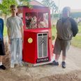 Kig godt på dette foto. Snart er det en anakronisme. Tre unge gutter fra 10. klasse på Rønde Skole kunne forleden præsentere dette svendestykke for skolens mindste, en foodtruck. Fra 20230 er der ikke længere noget, som hedder 10. klasse. Foto: Lars Norman Thomsen