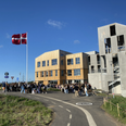 Flaget var hejst ved Ravnbakkeskolen i dagens anledning. Foto: Martine Munkholt Christensen