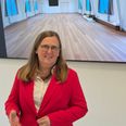 Ved indvielsen af Svenstrup Forsamlingshus anvendte Birgit Bach-Valeur den nye 100 tommer skærm i salen til at fortælle om den omfattende renovering af huset. Privatfoto