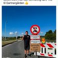 Mathias La Cour Jonasson måtte selv finde et stykke pap og en tuschpen for at få fortalt, at det fortsat er muligt køre ade Ryomvej til Gartnergården. Foto: Gartnergården