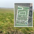 Lokalplanen giver mulighed for 21 parcelhusgrunde i den nordlige del og 49 rækkehuse samt et fælleshus i den sydlige del af grunden. Arkivfoto: CSJ. Illustration: Favrskov Kommune