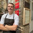 Efter Oliver Adler var færdig med at stå i kokkelære hos Restaurant ET i Aarhus, er han allerede gået over til at gå i tjenerlære samme sted. Foto: Anders Michaelsen