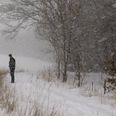 For 17 år siden blev Sven Vinges far, keramikeren Niels Vinge, fundet frosset ihjel i en snedrive få kilometer fra deres hjem. Sven Vinge går helt bogstaveligt i farens fodspor i dokumentaren “I min fars hænder”. Foto fra filmen