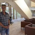 Første sal uden skillevægge har en rigtig god akustik med bøgefiner, egeparket og massive, synlige egestolper.