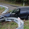 21-årig mand og hans kæreste stak af efter at være kørt ind i et autoværn nord for Ebeltoft.