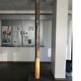 Kæmpe cigaret indeholder 22.393 skod, som kunstneren på et år har samlet op udenfor Badeanstalten Spanien og Frederiksbjerg Idrætscenter.