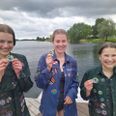 Sådan ser det ud, det nye Pingvin 52-spejdermærke, som spejderpigerne Sara (tv), Laura og Ronja Engeldrum har skabt. Privatfoto