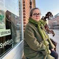 Sanne Nordtorp Petersen er initiativtager til den nye forening Selvhjælp Syddjurs, som holder de fleste bestyrelsesmøder her på Kulturgrunden i Hornslet. Ambitionen er dog, at Selvhjælp Syddjurs skal dække hele kommunen. Foreningen hører således gerne fra folk, der gerne vil starte grupper op, hvor man i fællesskab kan mødes om samme udfordringer i livet. Foto: Simon Carlson