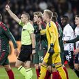 Dommer Mads-Kristoffer Kristoffersen giver AaBs Jores Okore (5) rødt kort under superligakamp mellem AGF og AaB på Ceres Park i Aarhus, søndag den 21. oktober 2018.. (Foto: Mikkel Berg Pedersen/Ritzau Scanpix)
