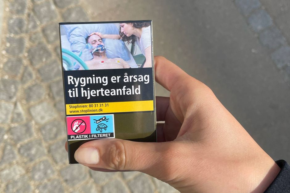 Den 1. april er det et år siden, alle tobakspakker fik samme farve og skrifttype. Ifølge Kræftens Bekæmpelse er tilslutningen til loven steget – også blandt dem, der selv ryger.