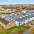 Erhvervsejendommen på Langs Skoven 8 i Skødstrup har fået ny lejer. Hele ejendommen på 10.279 kvadratmeter er udlejet til Urban Group, som etablerer en ny, moderne fabrik til produktion af træelementer gennem selskabet Urban Production. Pressefoto: Colliers