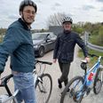 Fra venstre byrådsmedlemmerne Christian Wibe-Marker og Thomas Cordtz, Kons, på cykeltur i Alken. Privatfoto