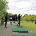 Golfmanager Mads Malmmose Sørensen og bestyrelsesformand Annie Pihl ser til, mens bestyrelsesmedlem Henrik Holm forsøger at forbedre sit korte spil fra på det opgraderede træningsanlæg i Norddjurs Golfklub.