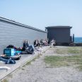 Et af byens mest populære mødesteder er Den Permanente, hvor man altid kan finde læ. Foto: Christian Lykking