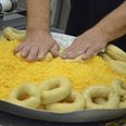 Der skal rigeligt ost på en chili-cheddar-bagel, og derfor bliver den håndpresset i osten.