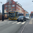 En bil overhaler bus 21 ved fodgængerovergang på Sygehusvej i Skanderborg. Ifølge buschauffør er det nærmere reglen end undtagelsen, at folk overhaler bussen ved stoppestedet. Foto: Sten Brøgger