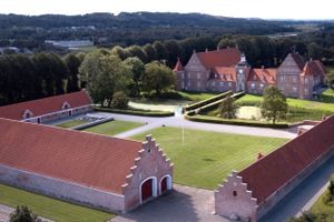 I parken ved Ulstrup Slot bliver der holdt tre grundlovstaler.