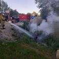Brandvæsnet slukker knallertbranden ved vandtårnet.