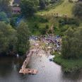 Børnene badede i søen, mens andre nød livet ved bålet, som andre børn havde tændt på Stilling Strand. Foto: Michael Wulff