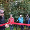 Formand for Udvalget for natur, teknik og miljø, Kim Lykke Jensen (SF), der her klipper snoren til cykelstien Hornslet – Rosenholm Slot, håber Syddjurs Kommune er inde i billedet til at få statslige midler til anlæggelse af flere cykelstier i Syddjurs. Arkivfoto