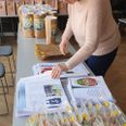 Mange frivillige har meldt sig til at give en hjælpende hånd med at pakke de ialt 340 overraskelsesposer, Fredenskirken deler ud i forbindelse med påsken.