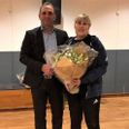 Susanne Ørtenblad er 'Årets Ildsjæl' i JHF Kreds 1. Kredsformand Henrik Larson overrakte prisen. Privatfoto (desværre ikke knivskarpt)