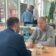 Her ses Stegger på sit åbne borgmesterkontor i Mørke i oktober 2022. Borger i byen, Richard Vang Knudsen, roste borgmesteren for ideen med at flytte sit kontor og benyttede lejligheden til at efterlyse flere cykelstier. Foto: Anne Frank Henriksen