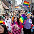 »Folkekirken rummer mange mennesker og mange perspektiver, og vi arbejder hele tiden med, hvordan vi bedst møder hinanden med respekt, åbenhed og omsorg. Vores deltagelse i Pride er en måde at vise det på – ikke bare med ord, men ved at være synligt til stede.« Arkivfoto: Mathilde Bech