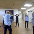 Blandt de 27 medarbejdere er en kok, pedel, sekretær, sygeplejersker, fysioterapeut og psykolog. Derudover er der en præst tilknyttet huset. Her er der gang i morgengymnastik, hvor leder Kirsten Ørom Larsen er med helt til venstre.
