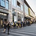 Kø udenfor Søstrene Grene butikken på Strøget i Aarhus.