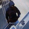 Det er personen her politiet nu jagter viden om. Og man har en formodning om personen kan være involveret i sammenlagt tre lignende røverier. Overvågningsfoto: Midt- og Vestjyllands Politi