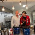 Peder Jensen (tv.), leder af Kafé Kolind, i en hyggelig samtale med en af caféens brugere, der drager fordel af det nye fællesskabsprojekt. Pressefoto