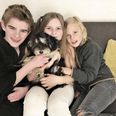 Oskar(14), Frida (11) og Anton (9) med dyrehelten Mocha - en bomuldshund af racen Bichon Havanais, som har gjort deres hverdag meget sjovere. Indsendt foto