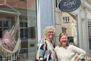 Farve, humor og kvalitet kendetegner både butik Ziga og dens ejer Jette Bøcher , som nu efter ni år har sat butikken til salg