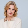 Sanne Gottlieb ankom onsdag til Grenaa Station, men da der ingen taxaer var, endte hun med uventet hjælp fra Norddjurs-borgmester Kasper Bjerregaard, der kørte hende til hotellet i sin Tesla. Pressefoto