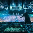 Martin Jensen med sit publikum til EDP Beach Party i Portugal i juni i år. Det er dét show, som han tager med til hallen i Sorring. Foto: Michael Kaysar