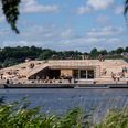 Bybadet i Skanderborg er en fantastisk turistattraktion i sommerhalvåret, men ofte mødes badegæsterne af en giftig algesuppe. Problemet er indholdet af fosfor i søen. Nu viser en ny rapport, hvor fosforen kommer fra – og hvilke greb der kan bremse tilførslen. Foto: Per Bille