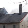 En eksplosion i et pillefyr har ifølge et øjenvidne forårsaget skade på taget. Hverken personer eller dyr er kommet noget til ved eksplosionen. Foto: Presse-fotos.dk.