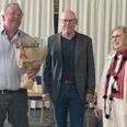 Henning Laursen t.v. modtog på vegne af Birgit Eggert Handicapprisen 2020. Uddelingen stod Lars Møller og Alice Brask for. Pressebillede
