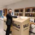 Nu værende borgmester i Skanderbprg, Frands Fischer, afgav sin stemme ved valgstedet på Gl. Rye Skole. Foto: Louise Overgaard Pedersen
