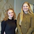 Josefine Kristensen t.v. og Dicte Glarmbæk stod i spiden for de mange aktiviteter, der gav penge i kassen til Danmarks Indsamling på Grenaa Gymnasium.