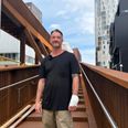 Martin Thim tog initiativet til Kulbroen for mere end 12 år siden og synes, det er helt uvirkeligt endelig at stå på den. Han får kuldegysninger, når han krydser broen og ser den forbinde til byens nye område i Sydhavnene med centrum. Foto: Sofie Amalie Skovsager
