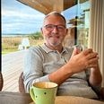 Tommy Bøgehøj, 66, takker efter eget valg af som politiker, og selv om han fortsat skal passe sine virksomheder og bestyrelsesposter, så tillader han sig nu at læne sig lidt tilbage. Blandt andet som her i en stol i sit sommerhus uden for Ebeltoft. En by, han har kæmpet for, og som han unægteligt har haft indflydelse på. Foto: Anne Frank Henriksen