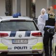 Den 15-årige søn ses her blive ført væk fra gerningsstedet iført dna-dragt. Foto: Local Eyes