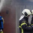 Brandfolk på stedet. Overtændt stuehus i Vonge. Foto: Local Eyes